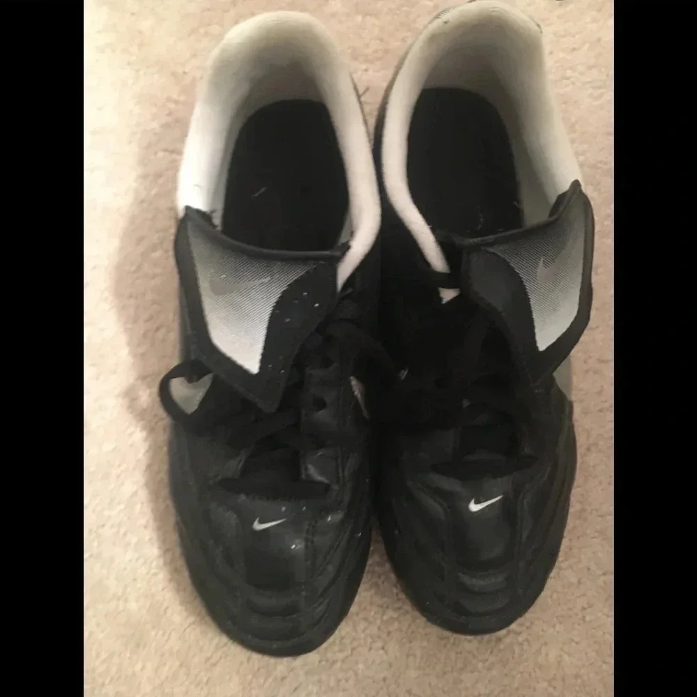 Nike kids cleats size 4 back and white sports cleats